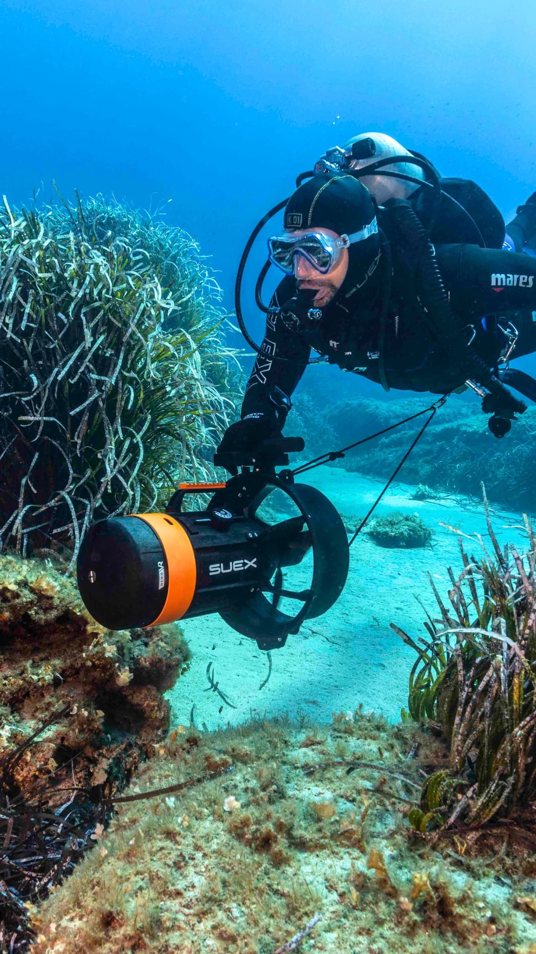 Subacqueo con DPV SUEX sopra una prateria di posidonia