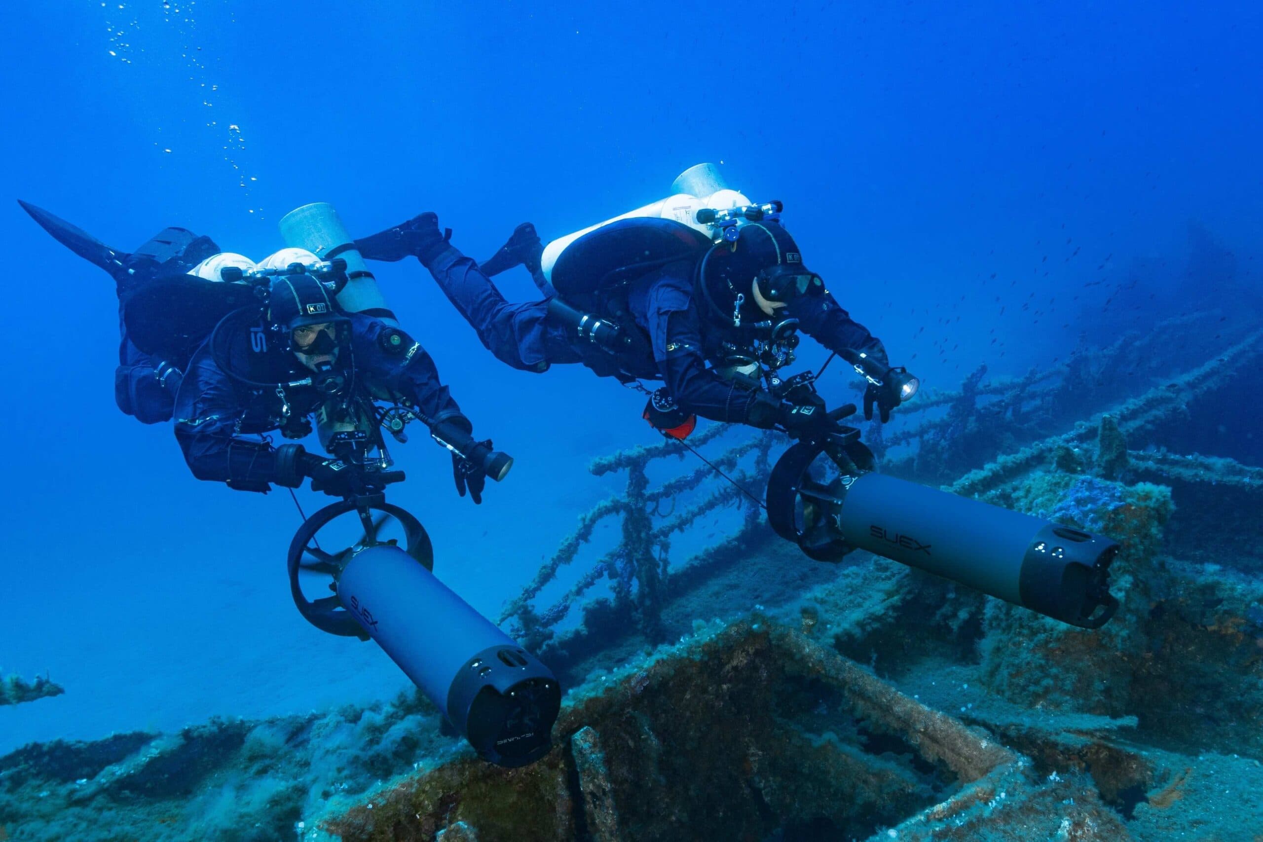 Due subacquei tecnici in navigazione con DPV SUEX sopra un relitto