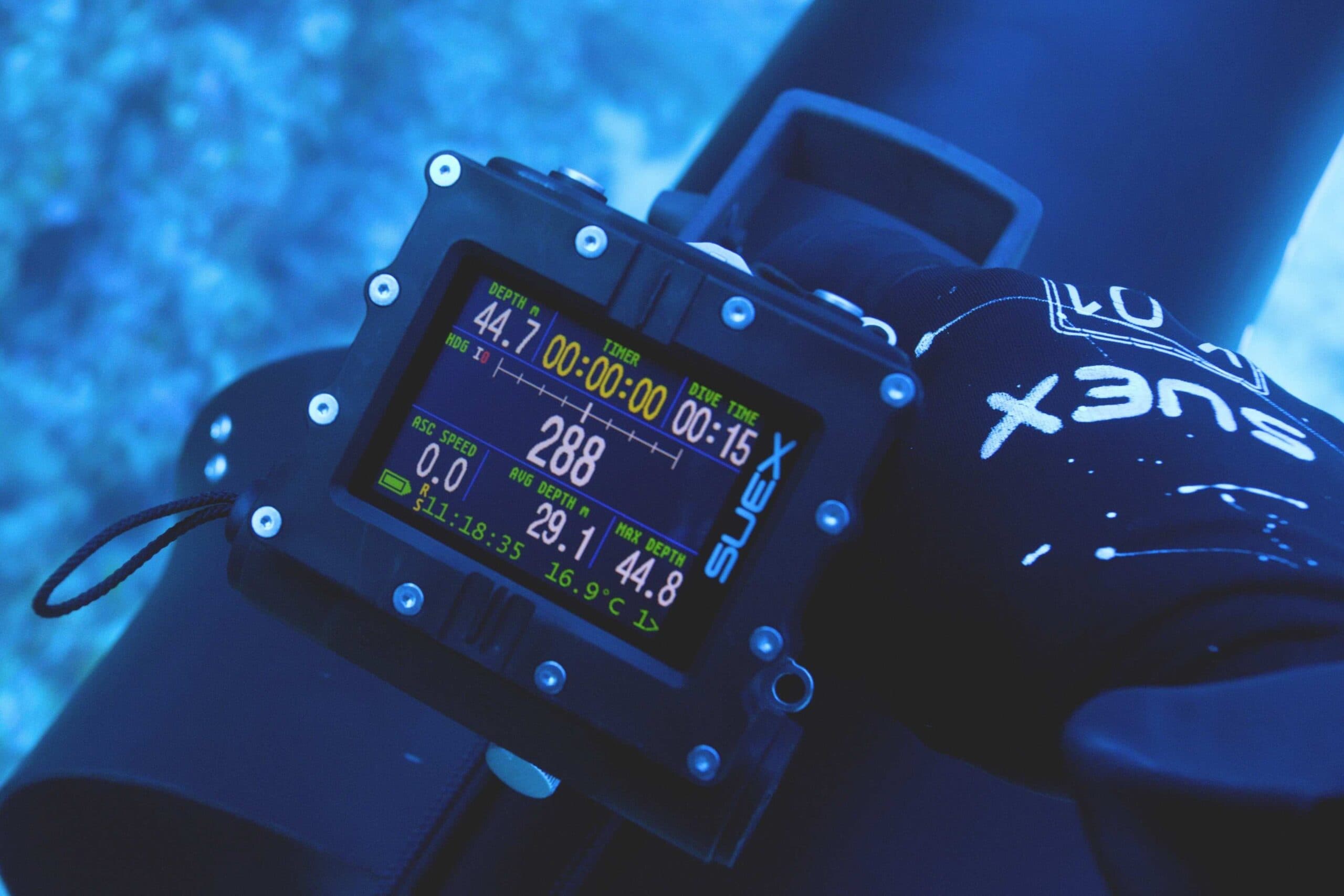 Dashboard SUEX ERON D-1 montato su un DPV durante un’immersione, con i dati di profondità, rotta e tempo a schermo