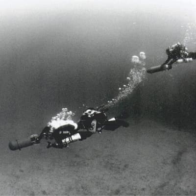 Foto storica: due subacquei con DPV SUEX in immersione