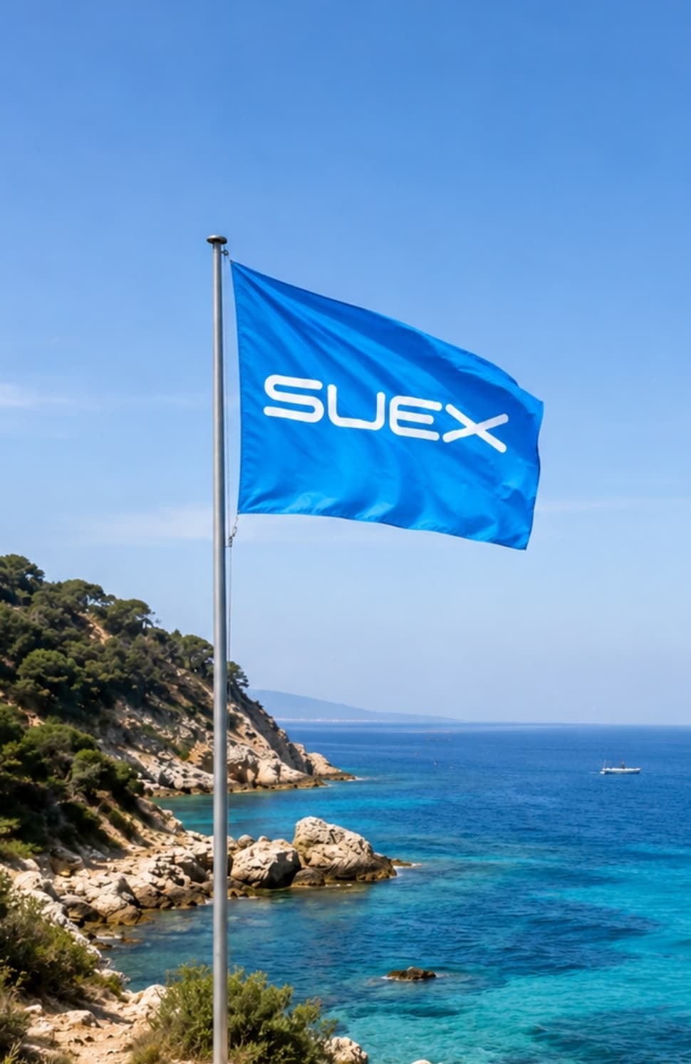 Bandiera SUEX su una baia del Mediterraneo