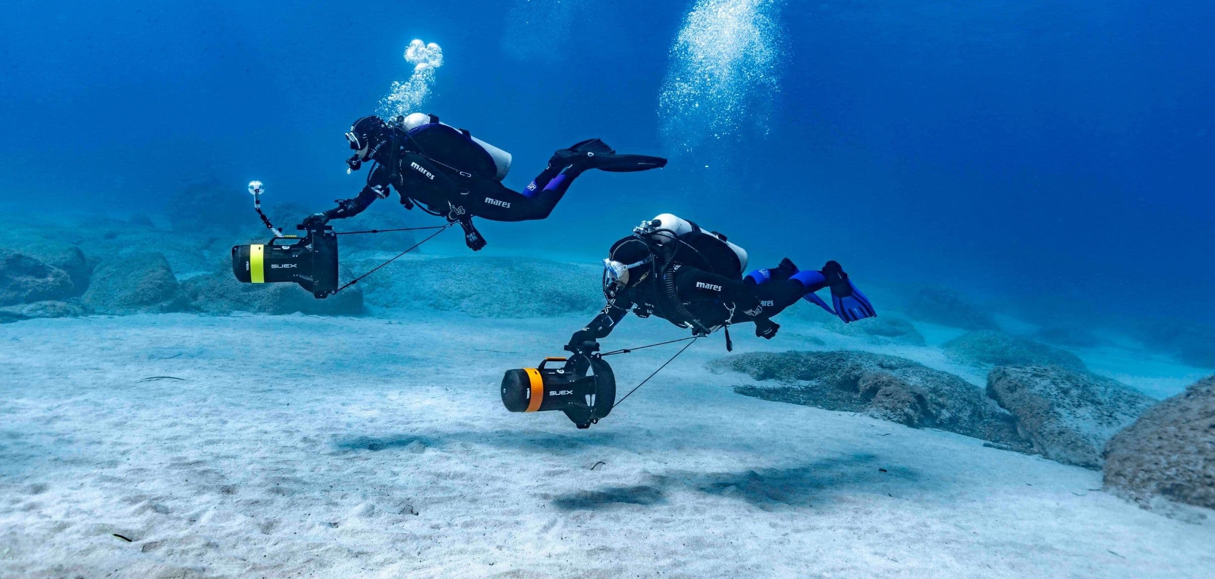 Due subacquei in navigazione sul fondale con i DPV Voyager