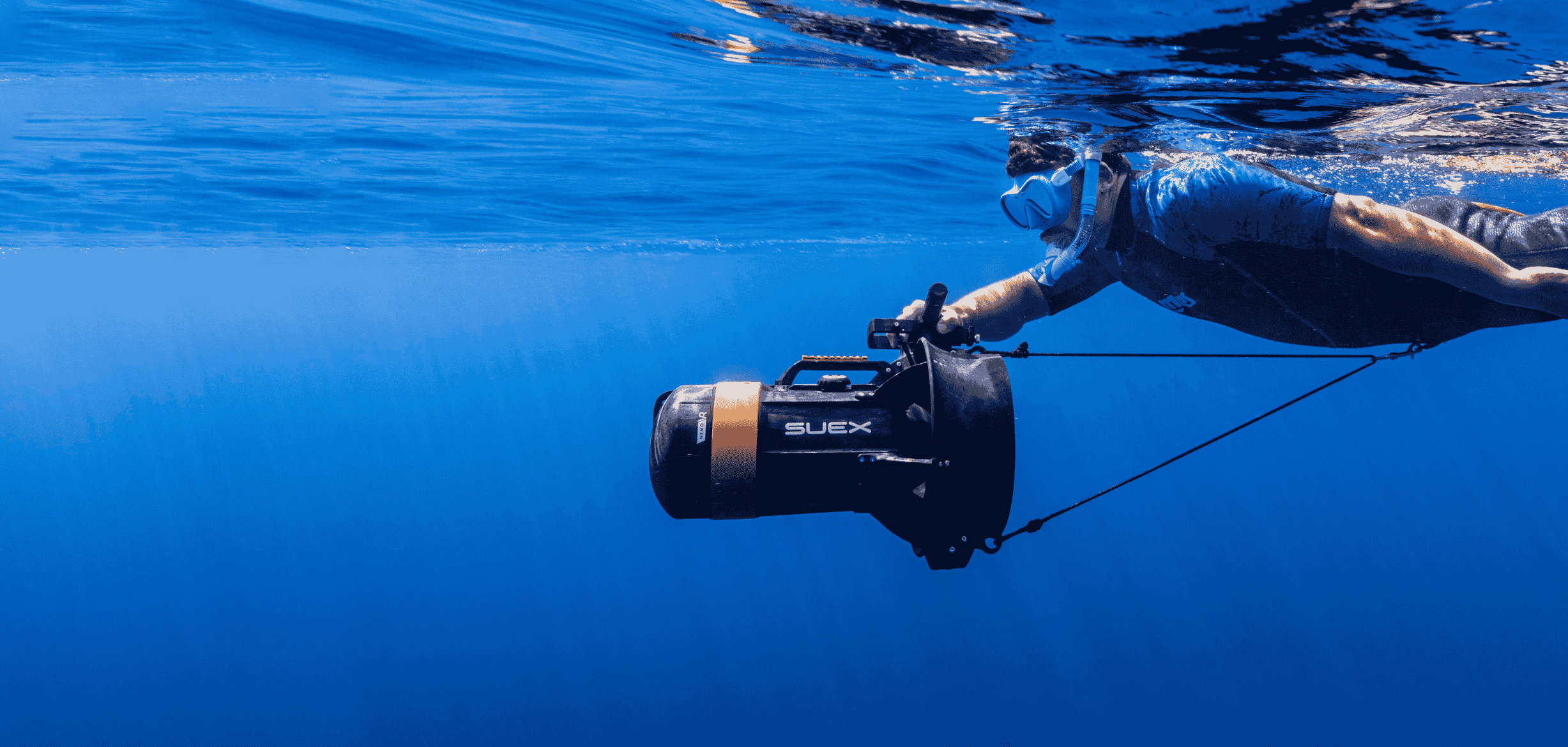 Snorkelista in superficie trainato dal DPV NEMO