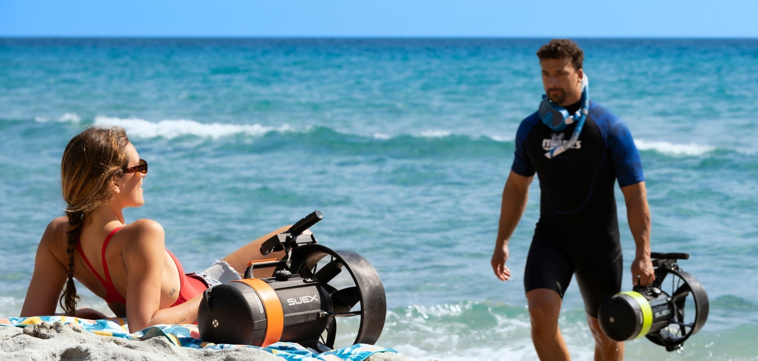 Coppia in spiaggia con due DPV VR Series