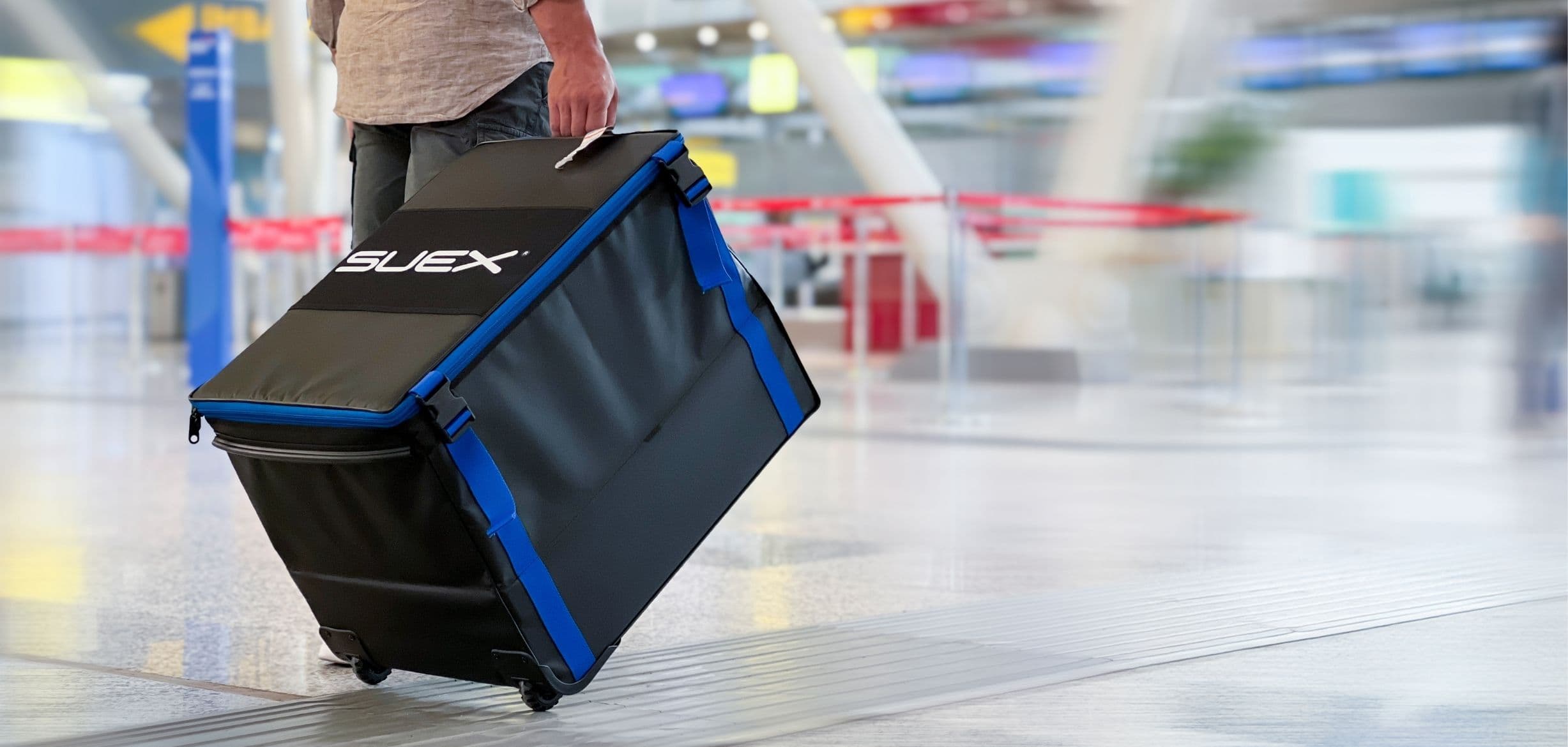 Valigia di trasporto SUEX con il DPV Voyager in aeroporto