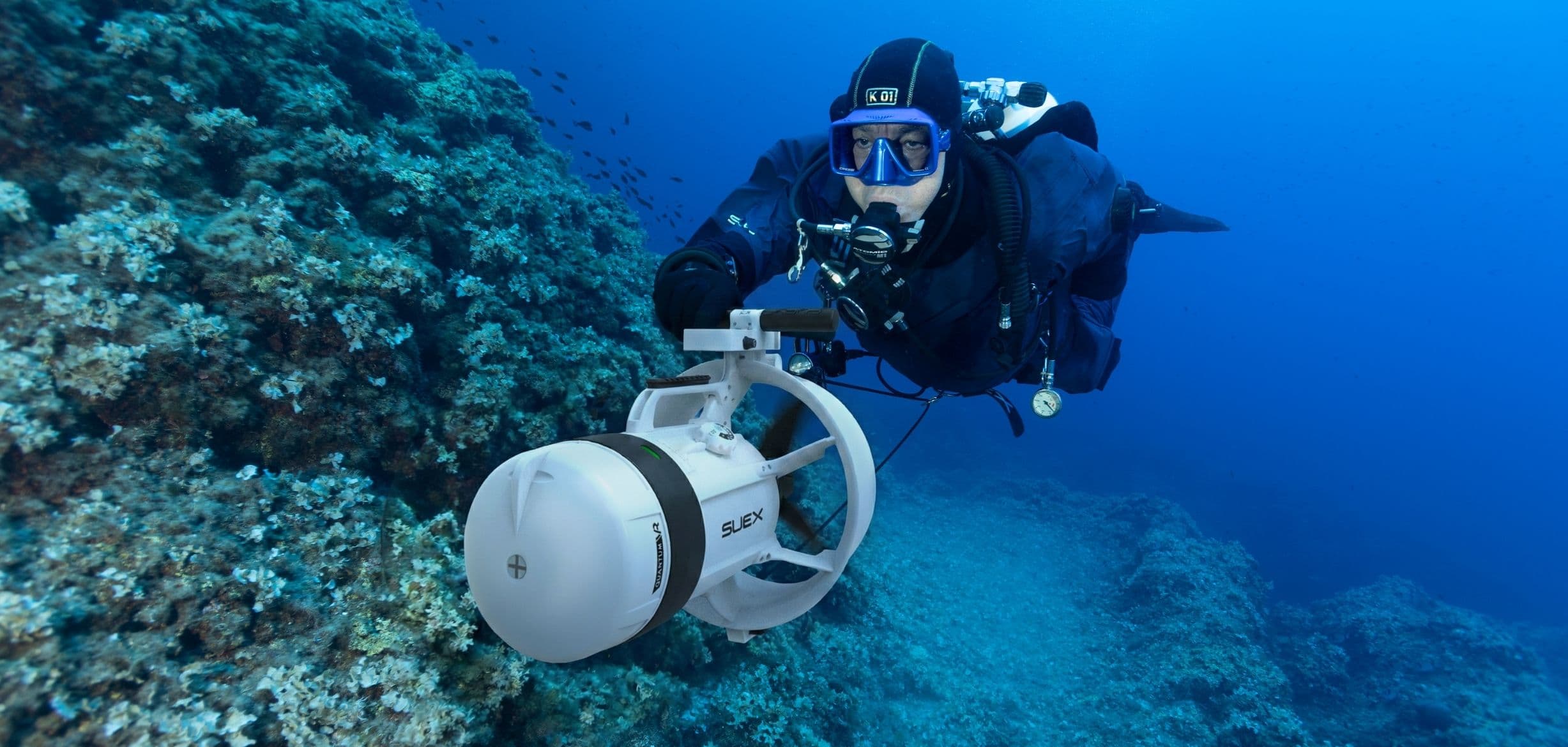 Subacqueo con DPV QUANTUM VR in edizione limitata Ice White lungo una parete corallina