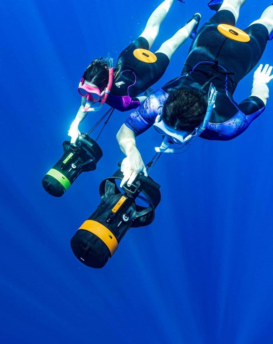 Due apneisti scendono in profondità trainati dai DPV NEMO