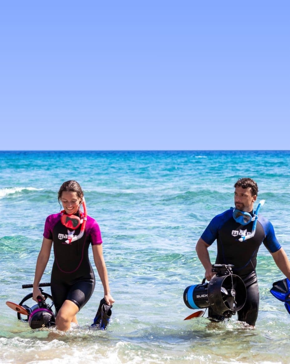 Coppia di ospiti di un diving center entra in acqua con i DPV NEMO