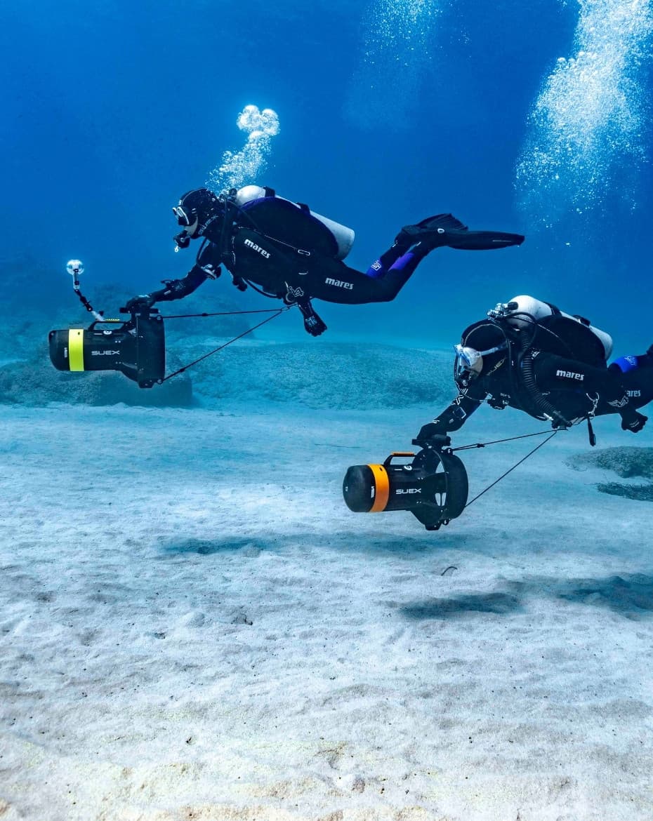 Due subacquei in navigazione sul fondale con i DPV Voyager