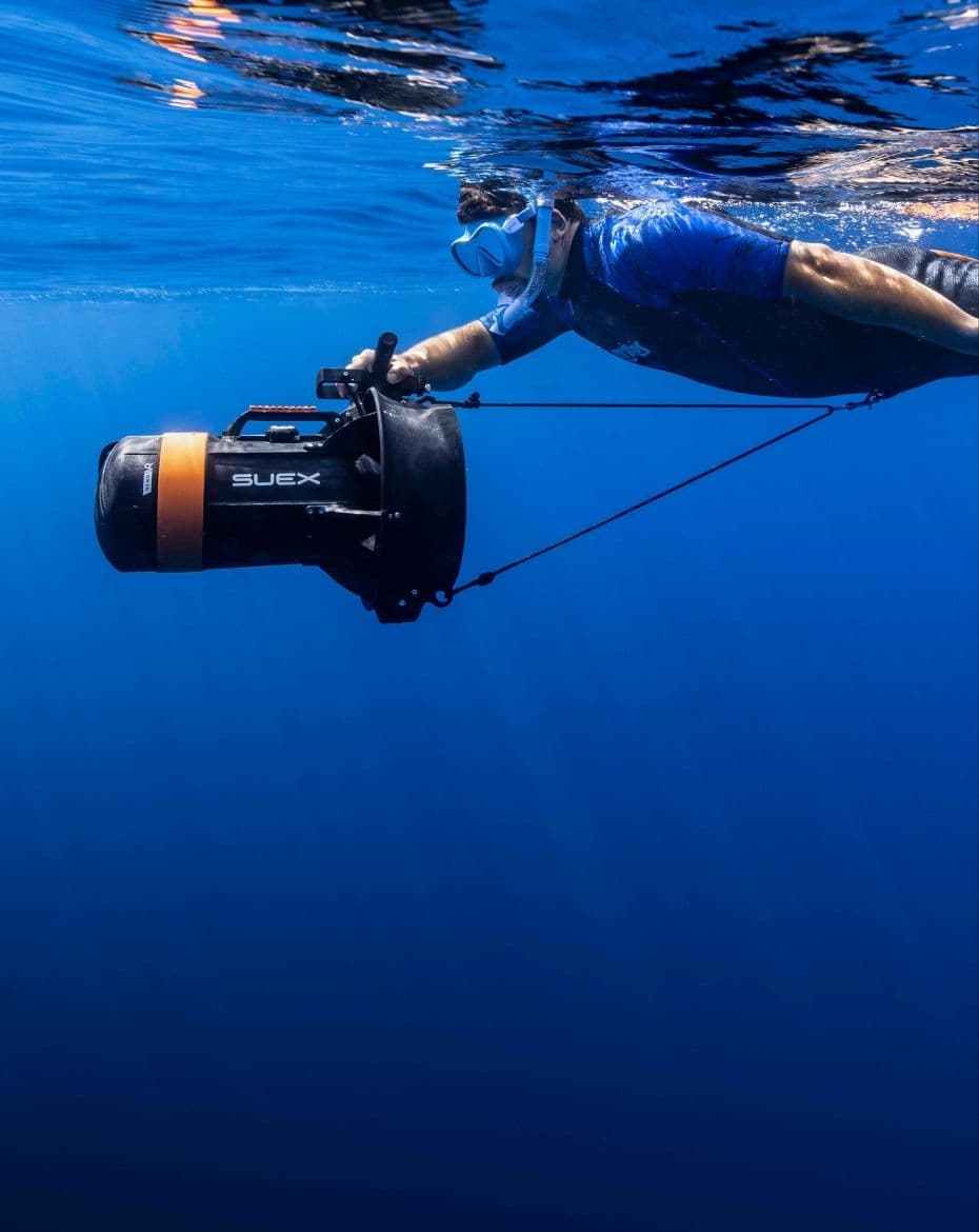 Snorkelista in superficie trainato dal DPV NEMO