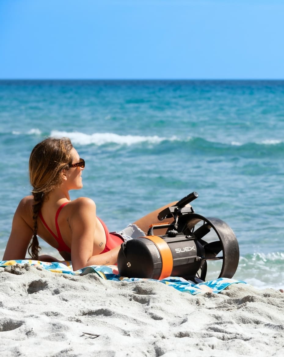 Coppia in spiaggia con due DPV VR Series