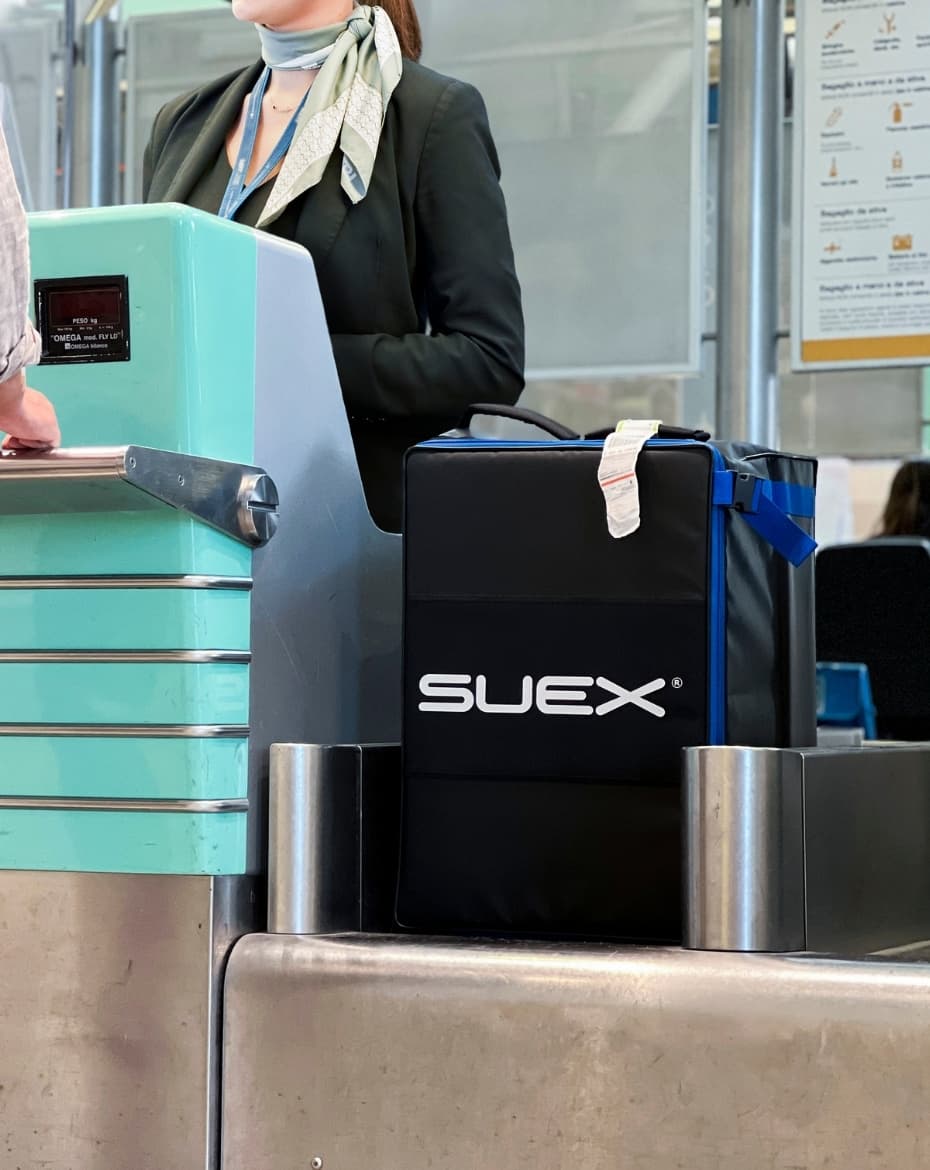 Valigia di trasporto SUEX con il DPV Voyager in aeroporto