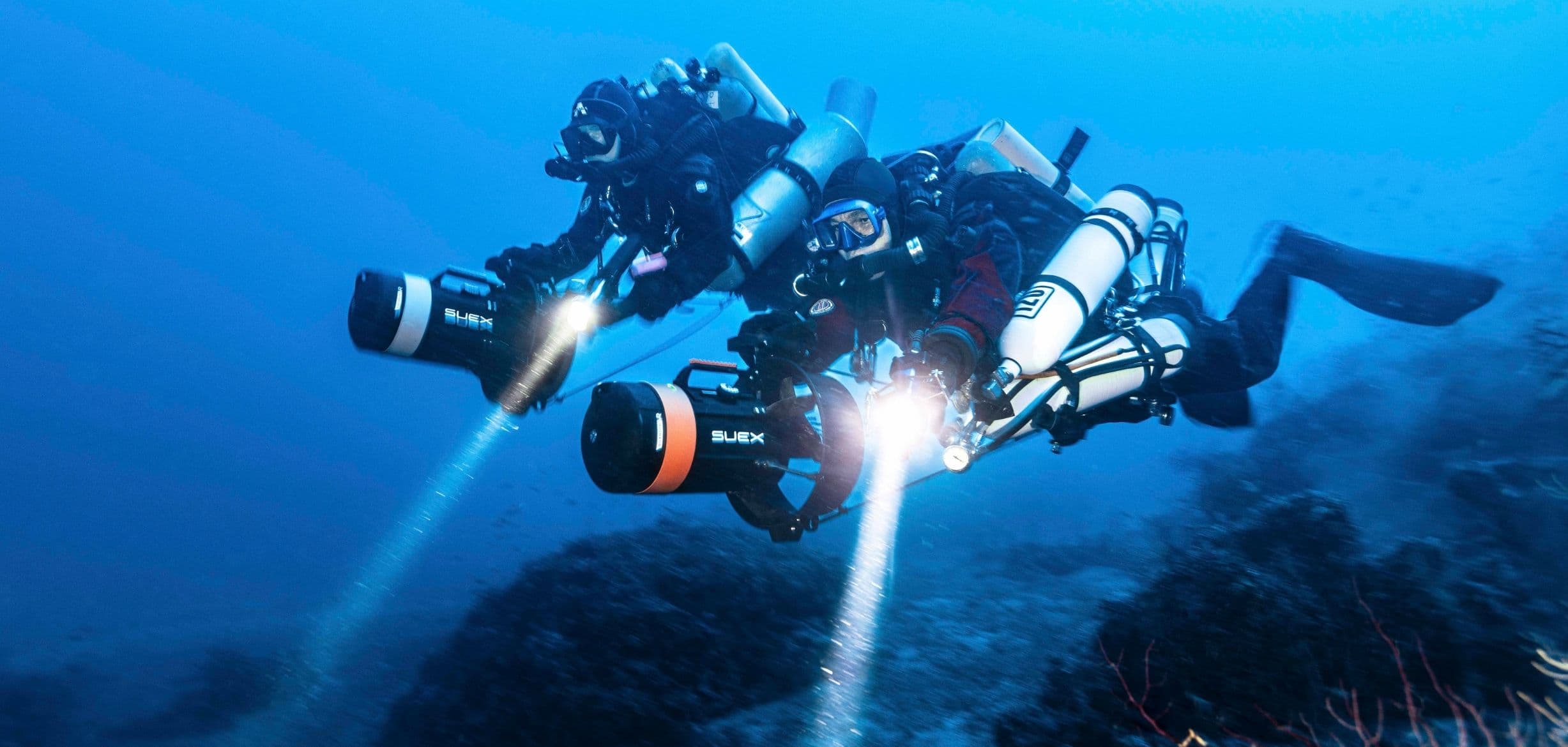 Subacquei tecnici in navigazione con doppio DPV SUEX e fari accesi
