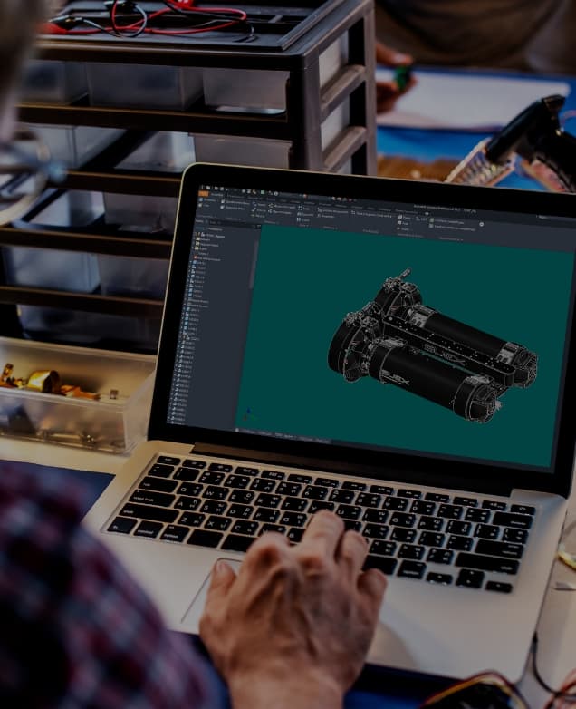 Progettista al computer con il modello CAD tridimensionale di un DPV SUEX