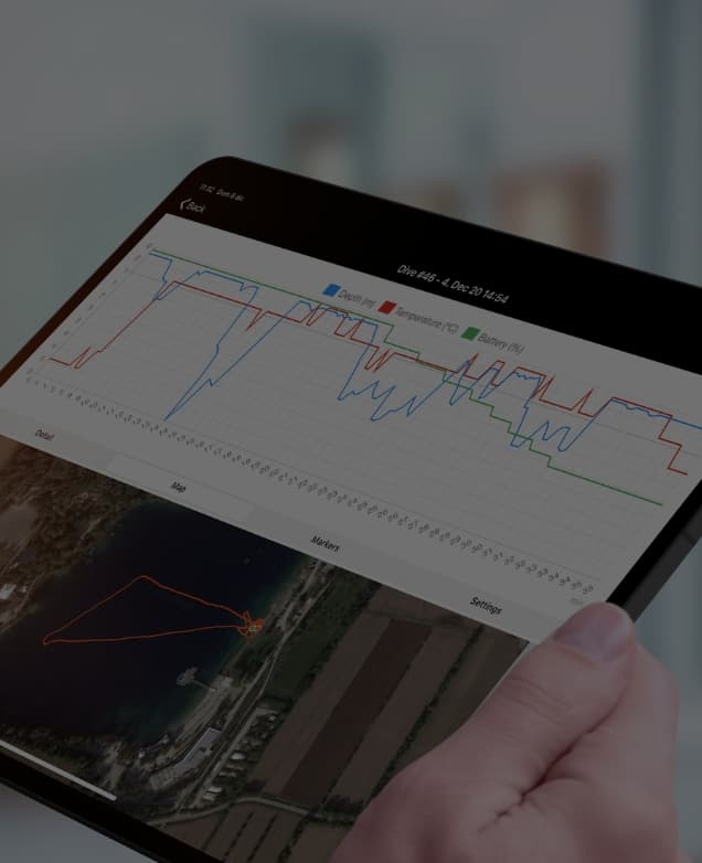 Tablet con il grafico di un’immersione e la mappa del percorso