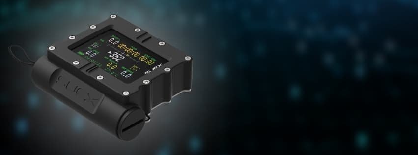 Dashboard SUEX ERON D-1 con schermo acceso su fondo scuro