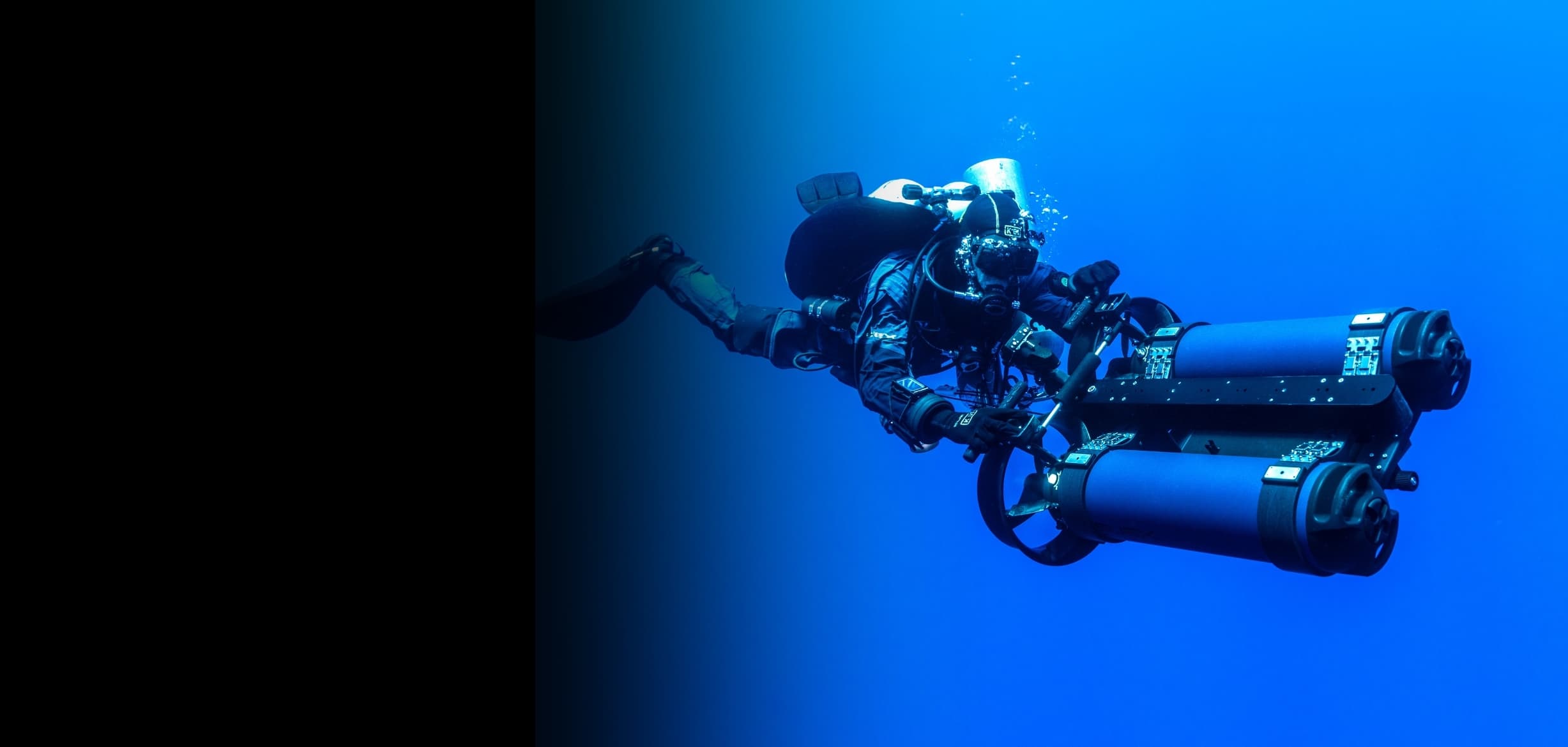 Subacqueo in navigazione con due DPV Goldfinder accoppiati col Frame Gemini
