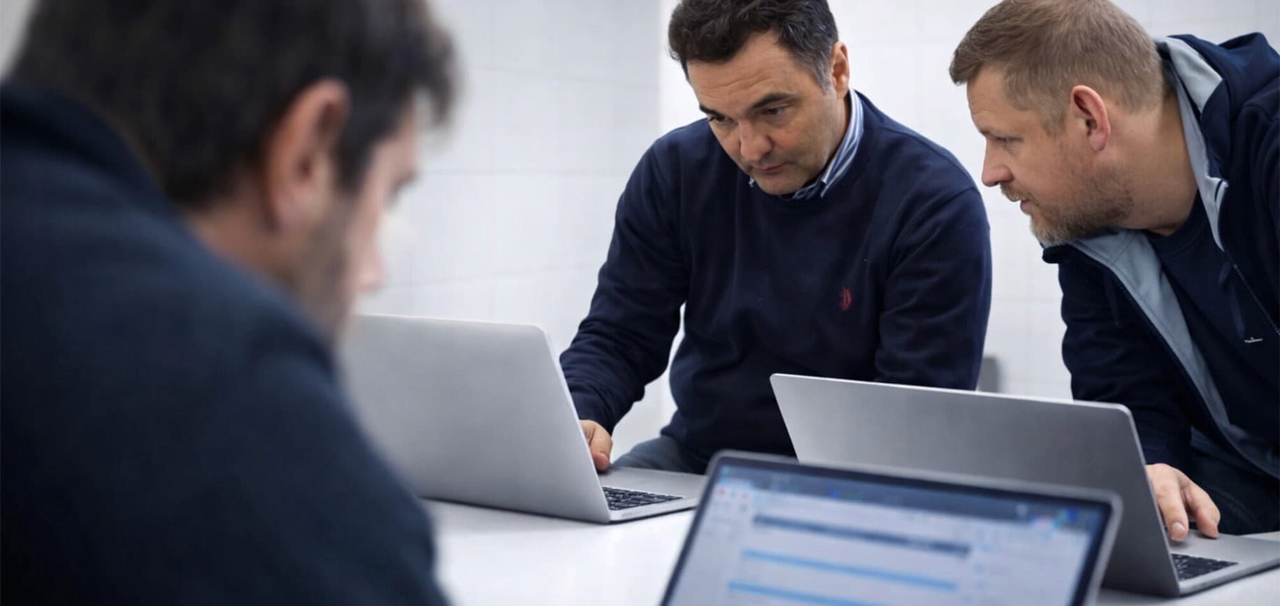 Team di un centro assistenza SUEX 5FY che consulta la diagnostica al computer