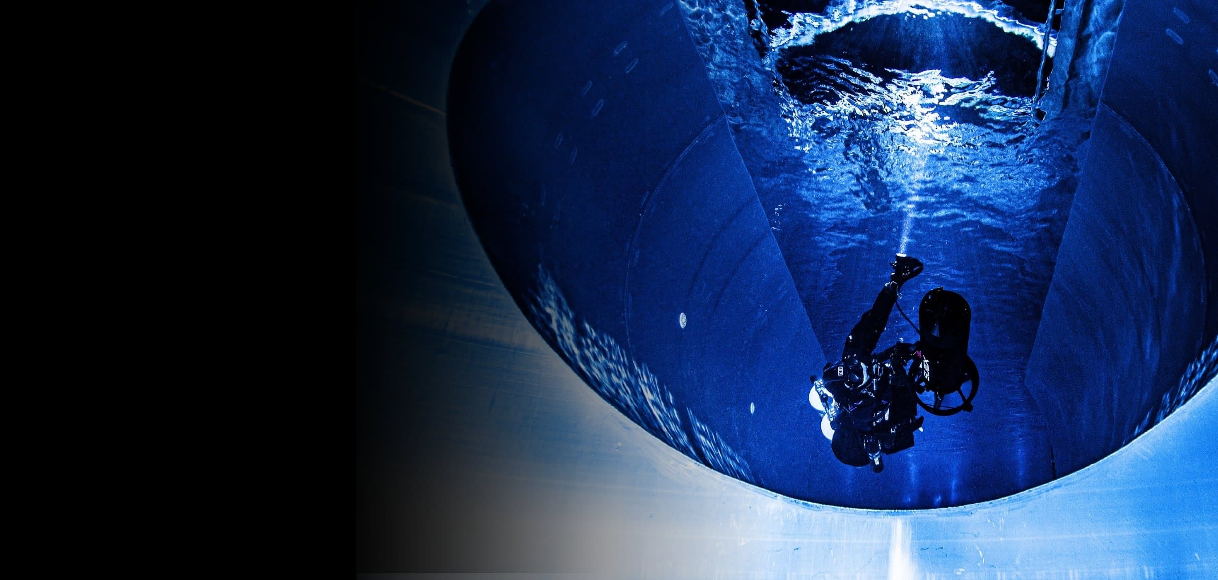 Subacqueo con DPV SUEX in immersione, ripreso dall’alto