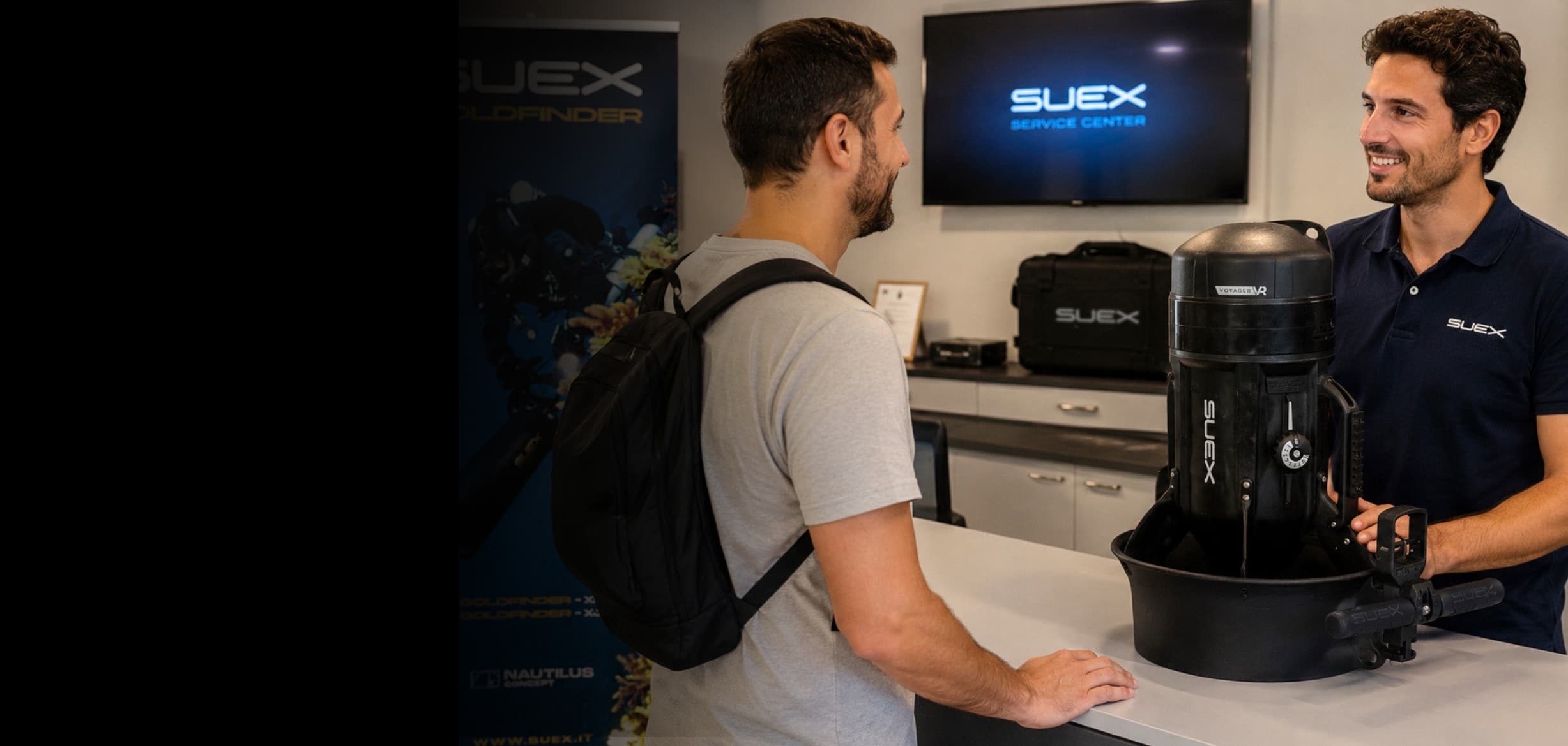 Cliente e tecnico al banco di un SUEX Service Center